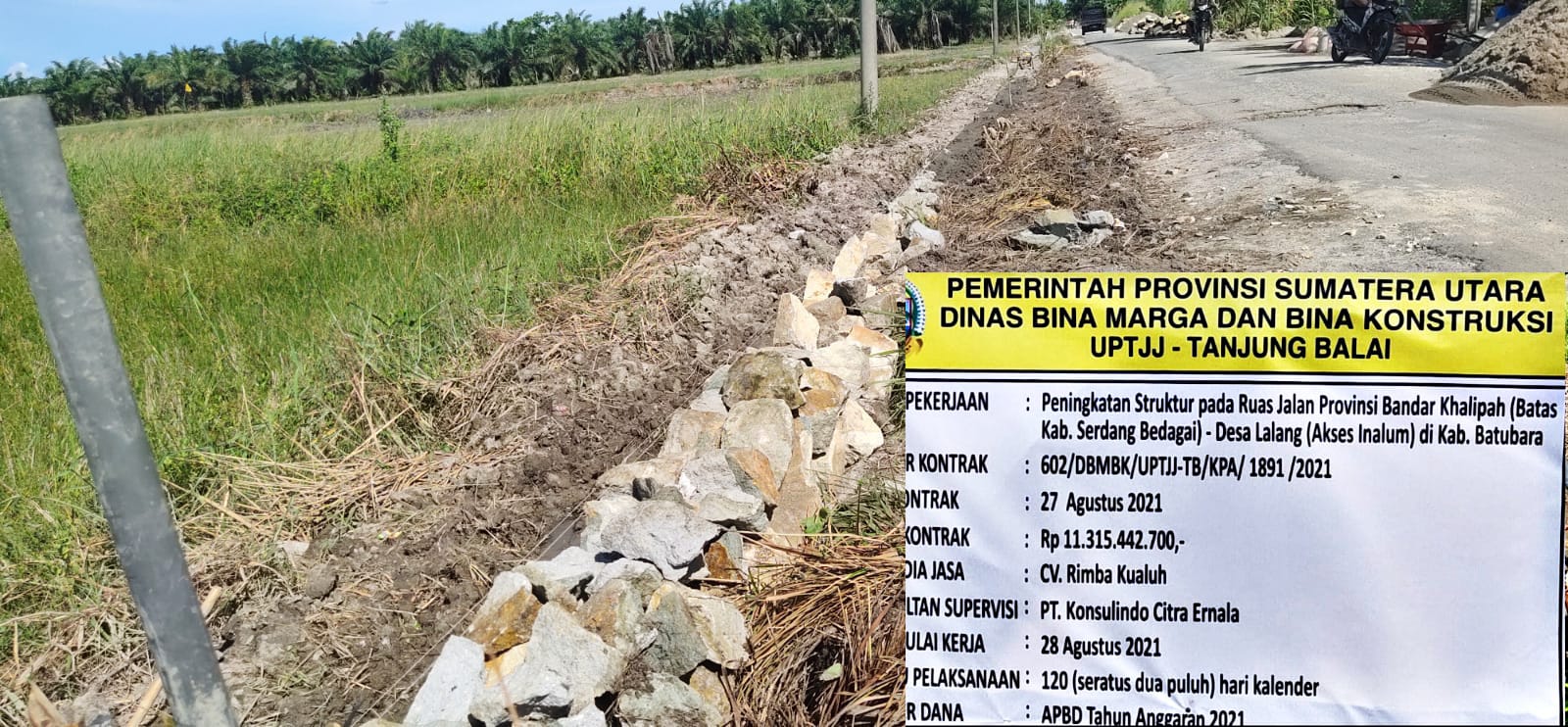 Kondisi pengerjaan sebuah proyek dari Dinas Bina Marga Provinsi Sumatera Utara di Kecamatan Medang Deras Kabupaten Batubara.