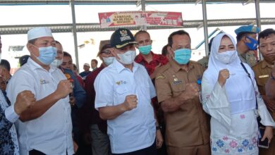 Bupati Batubara Ir. Zahir M. Ap didamping Kadis Perindustrian dan Perdagangan Ahmadan Chair saat peresmian Pasar Impres pada bulan Apri 2021 yang lalu.