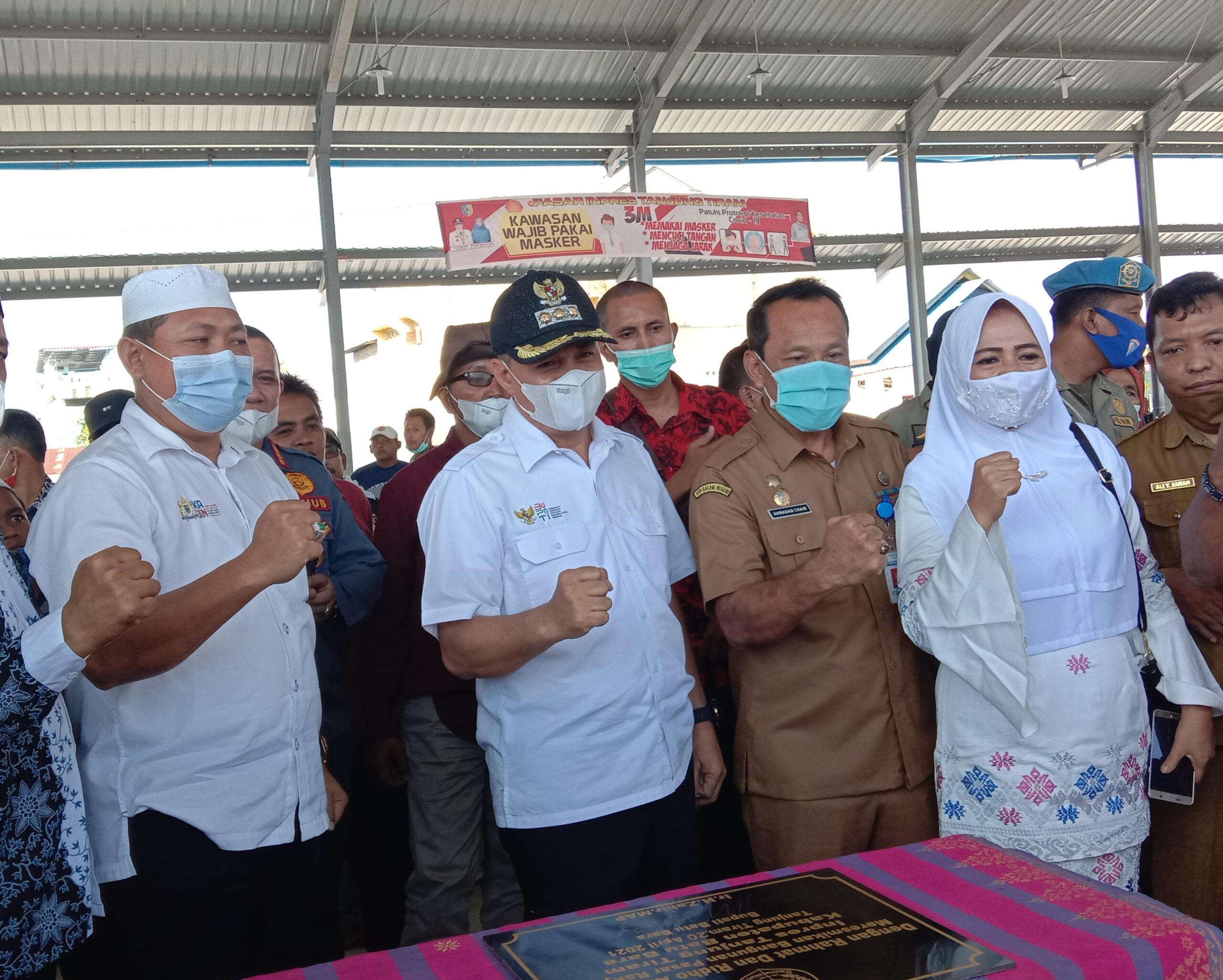 Bupati Batubara Ir. Zahir M. Ap didamping Kadis Perindustrian dan Perdagangan Ahmadan Chair saat peresmian Pasar Impres pada bulan Apri 2021 yang lalu.