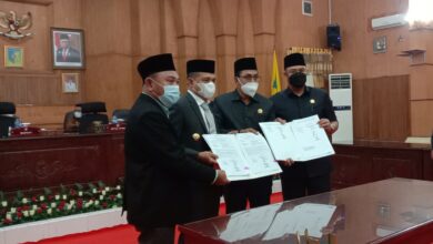 Bupati Batubara Ir. Zahir M. Ap bersama Ketua DPRD M. Safi'i, SH didamping Wakil Ketua I Ismar Khomri S.S, Wakil ketua II Syafrizal SE, M. Ap usai menandatangani Ranperda P.APBD T.A 2021