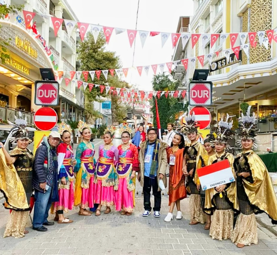 Sanggar Seni Simalungun Home Dancer (SIHODA) bersama Gandrum Studio Jakarta pada Festival di Provinsi Yalova Turki.