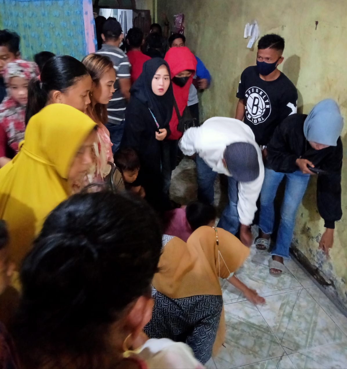 Karena penasan warga masuk kerumah melakukan percobaan memanaskan air diatas lantai yang mengandung uap panas.