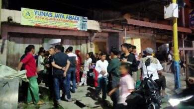 Warga setempat dan pengguna jala, terlihat penasaran dan memadati sebuat sebuah rumah.