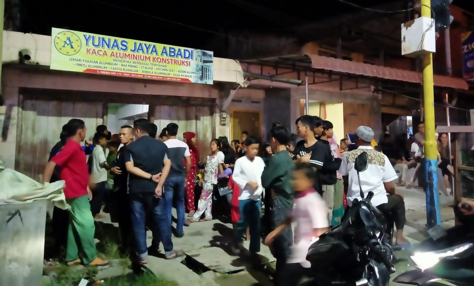 Warga setempat dan pengguna jala, terlihat penasaran dan memadati sebuat sebuah rumah.