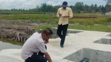 Ucok Kodam perwakilan Aliansi Pers Batubara saat meninjau lokasi Proyek Pintu Klep Aliran Sungai.