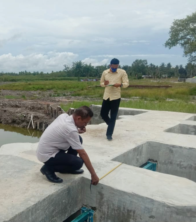 Ucok Kodam perwakilan Aliansi Pers Batubara saat meninjau lokasi Proyek Pintu Klep Aliran Sungai.