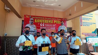 Kapolres Batubara AKBP Ikhwan Lubis SH, MH didampingi Kasat Reskrim AKP Fery Kusnadi SH, MH saat mengadakan Pres Realist kasus kriminal di Halaman Sat Reskrim Mapolres Batubara.