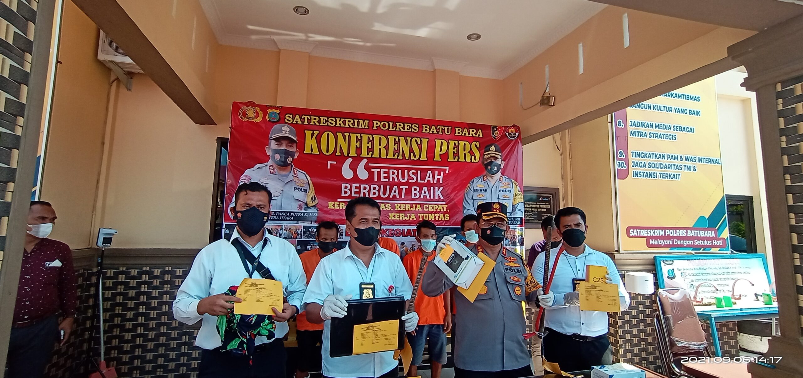 Kapolres Batubara AKBP Ikhwan Lubis SH, MH didampingi Kasat Reskrim AKP Fery Kusnadi SH, MH saat mengadakan Pres Realist kasus kriminal di Halaman Sat Reskrim Mapolres Batubara.