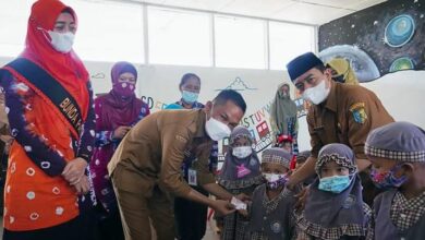 Bunda PAUD Maya Indriasari didampingi Kadis Duk Capil Batubara pada penyerahan KIA kepada anak-anak TK Binaan.