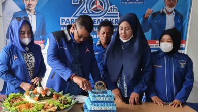 Ketua DPC Partai Demokrat Kabupaten Batubara Wan Helmy SE didampingi Sekretaris Sri Wahyuni saat perayaan HUT ke-20 dengan pemotongan kue bolu dan nasi tumpeng.