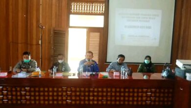 Kadis LHKP Azhar didampingi Camat Tanjung Tiram Ikbal dan Pemateri lainnya saat sosialisasi Ranperbup Penangan Sampah