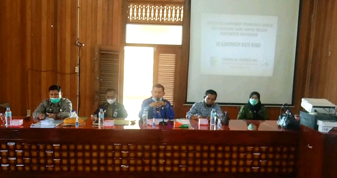 Kadis LHKP Azhar didampingi Camat Tanjung Tiram Ikbal dan Pemateri lainnya saat sosialisasi Ranperbup Penangan Sampah