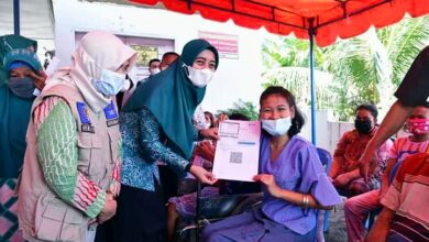 Peserta Vaksinasi dari kalangan Disabilitas saat dikunjungi Ketua TP PKK Batubara