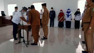 Sekdakab Batubara H. Sakti Alam S saat melantik Kepala UPTD SD dan SMP Negeri.