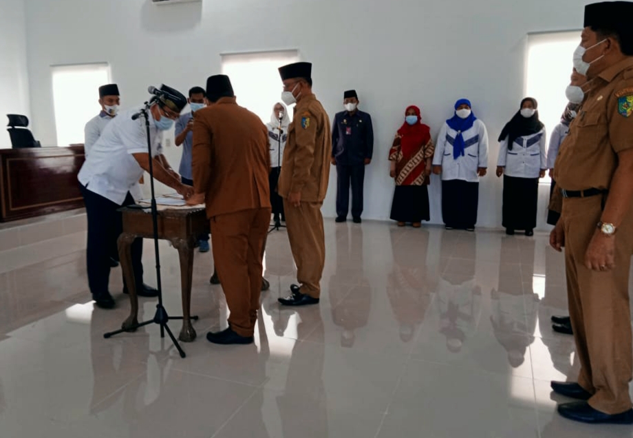 Sekdakab Batubara H. Sakti Alam S saat melantik Kepala UPTD SD dan SMP Negeri.