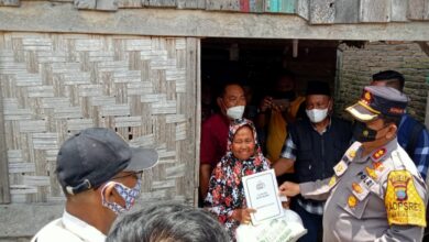 Kapolres AKBP Ikhwan Lubis didampingi KSJ Batubara saat memberikan bantuan kepada Nek Asbah