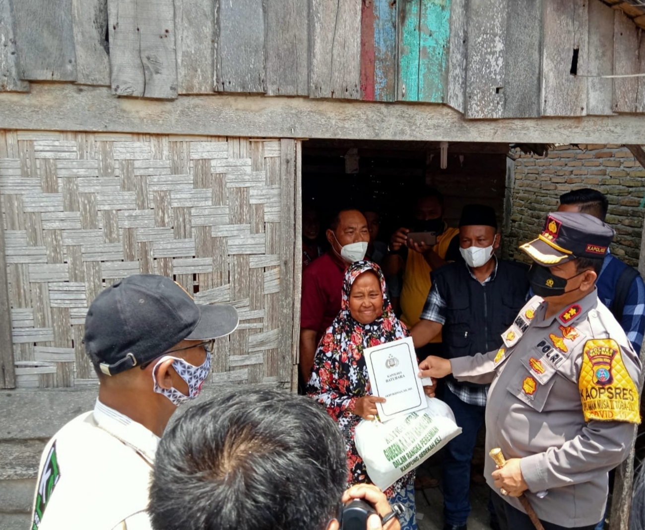 Kapolres AKBP Ikhwan Lubis didampingi KSJ Batubara saat memberikan bantuan kepada Nek Asbah