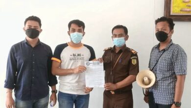 Ketua Kesatuan Mahasiswa Masyarakat Mandiri Sumatera Utara Syahnan Afriansyah, SH bersana Humas Penkum Kajaksaan Tinggu Sumatera Utara saat menyampaikan pelapora.