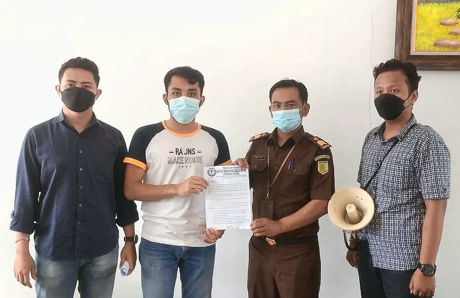 Ketua Kesatuan Mahasiswa Masyarakat Mandiri Sumatera Utara Syahnan Afriansyah, SH bersana Humas Penkum Kajaksaan Tinggu Sumatera Utara saat menyampaikan pelapora.