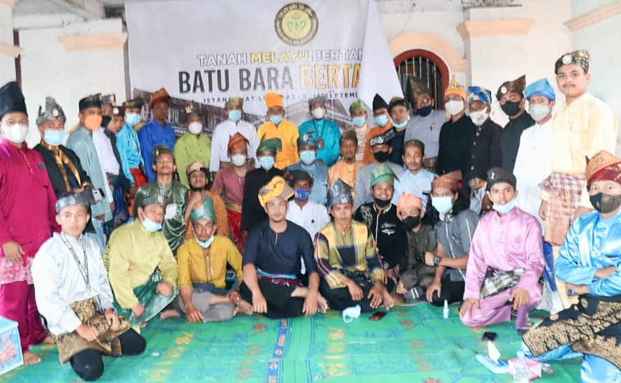 Majlis Belia Melayu Batubara bersama sejumlah tokoh adat, tokoh masyarakat, foto bersama dengan keturunan terkahir Kedatukan Lima Laras pewaris Istana Niat Lima Laras.