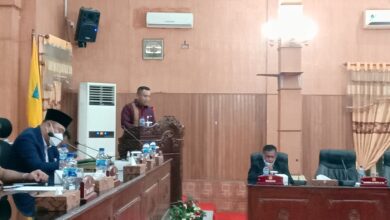Jubir Fraksi Golkar Ali Hatta S. Sos saat menyampaikan Pandangan Umum Fraksi mengenai R.APBD tahun 2022 Pemkab Batubara.