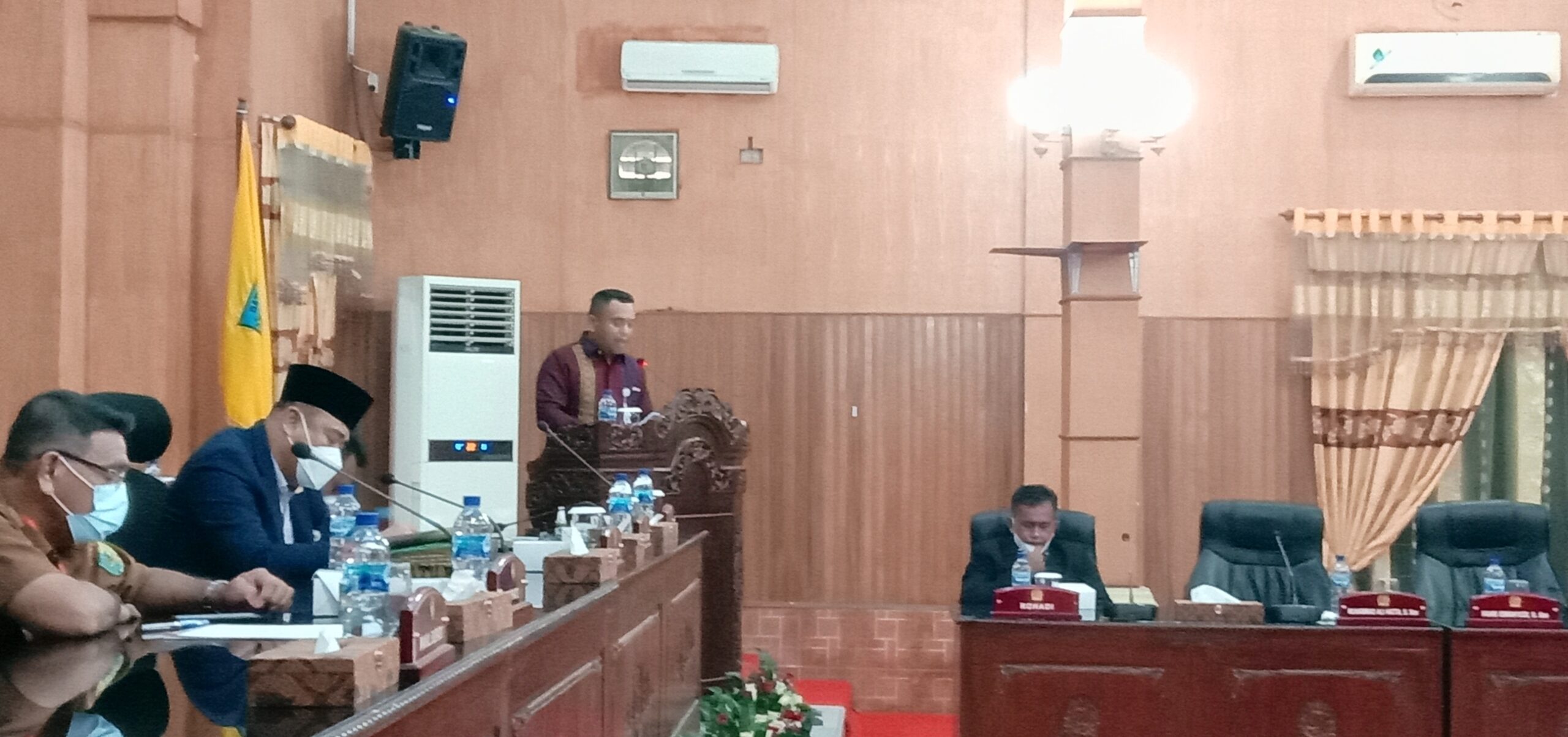 Jubir Fraksi Golkar Ali Hatta S. Sos saat menyampaikan Pandangan Umum Fraksi mengenai R.APBD tahun 2022 Pemkab Batubara.