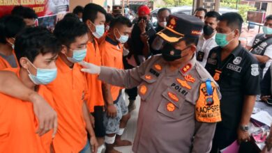 Kapolres Batubara AKBP Ikhwan Lubis SH, MH didampingi Kasat Reskrim AKP Ferry Kusnadi SH, MH saat Press Realis tindak pidana pencurian dengan kekerasan.