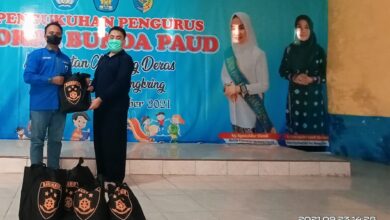 Fadhli Mahsan S. IP, M. Si bersama Sekdes Pematang Cengkring menyalurkan bantuan paket sembako dari Kabareskrim Polri Komjen Pol Agus Andrianto