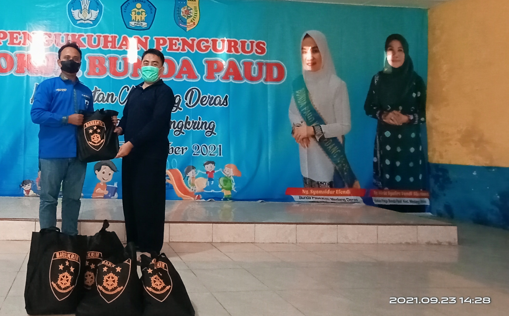 Fadhli Mahsan S. IP, M. Si bersama Sekdes Pematang Cengkring menyalurkan bantuan paket sembako dari Kabareskrim Polri Komjen Pol Agus Andrianto