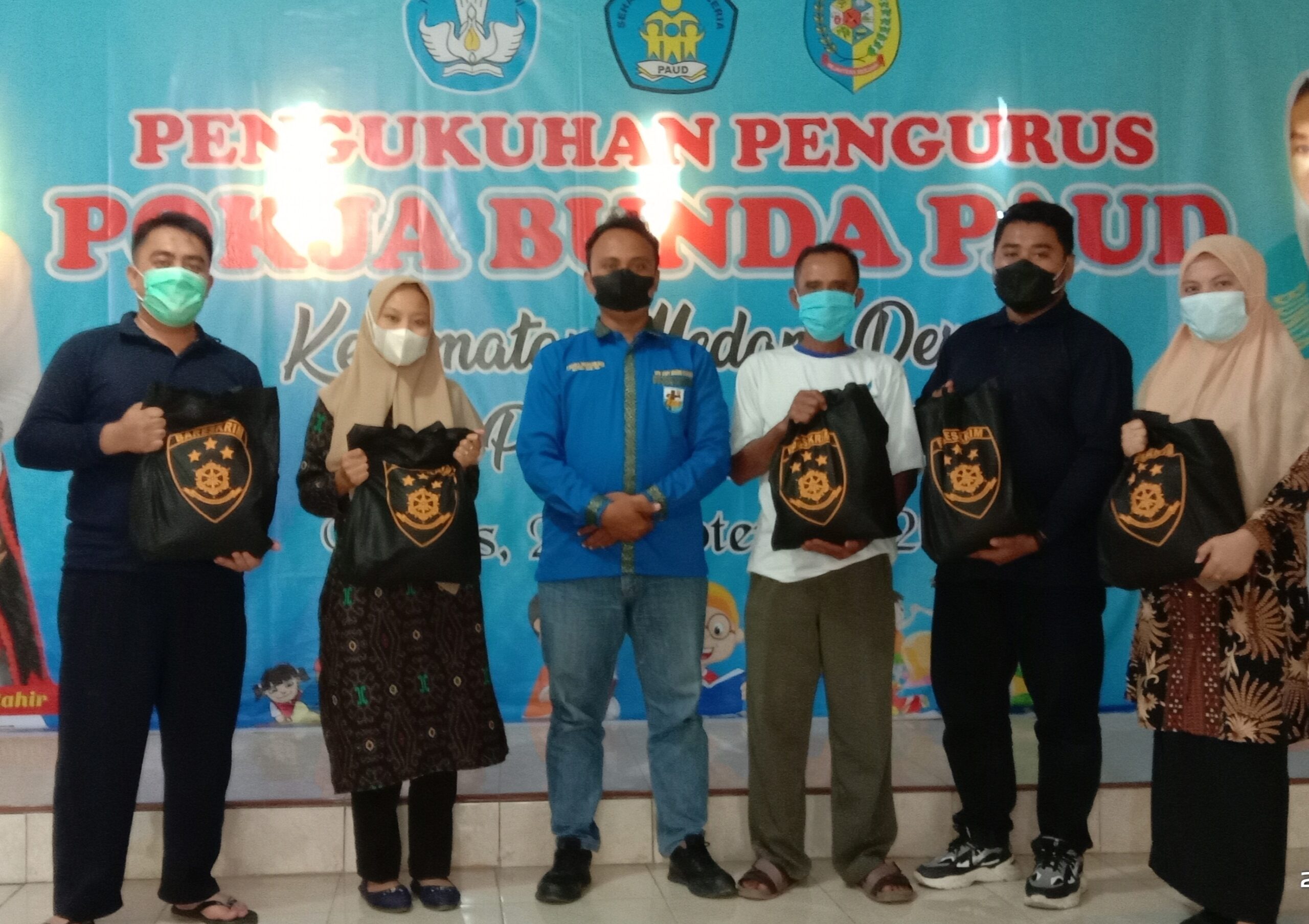Penyaluran paket sembako dari Komjen Pol Agus Andrianto di Desa Pematang Cengkring oleh Balok Ketua DPD KNPI Batubara
