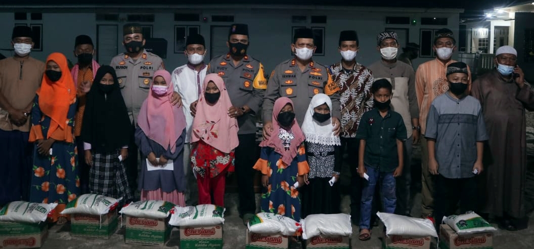 Teks foto: Pembagian beras dan santunan oleh Kapolres Batubara kepada anak-anak yatim/piatu.