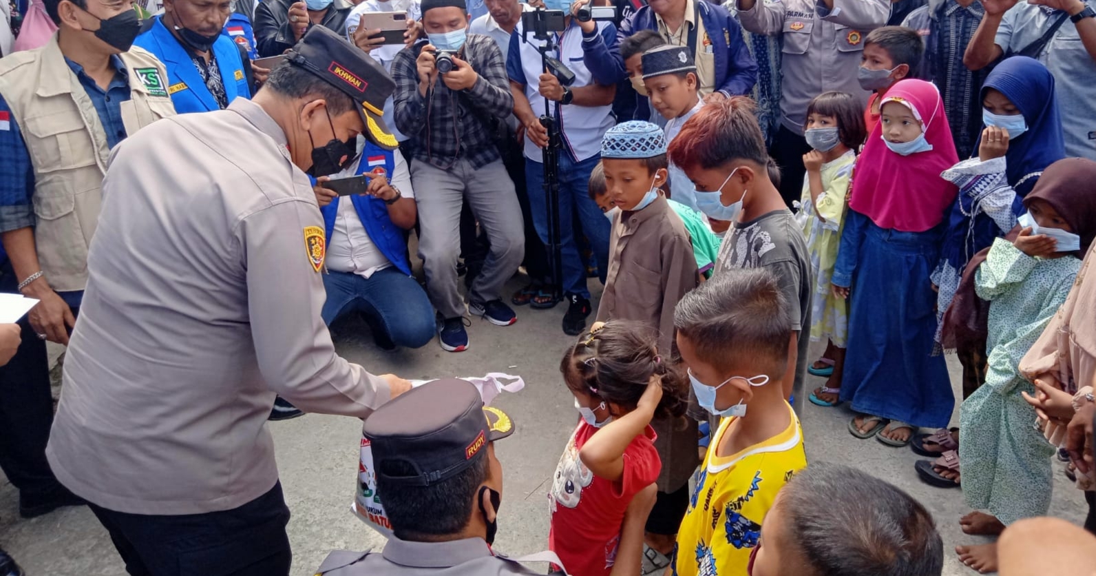 Kapolres Batubara AKBP Ikhwan Lubis, SH, MH memberikan santunan dan sembako kepada anak-anak yatim di Pelabuhan Tanjung Tiram