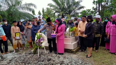 Kapolres Batubara AKBP Ikhwan Lubis saat mengikuti pemakaman jenazah Kanit Binmas Polsek Labuhan Ruku AIPTU Salman Dedi.