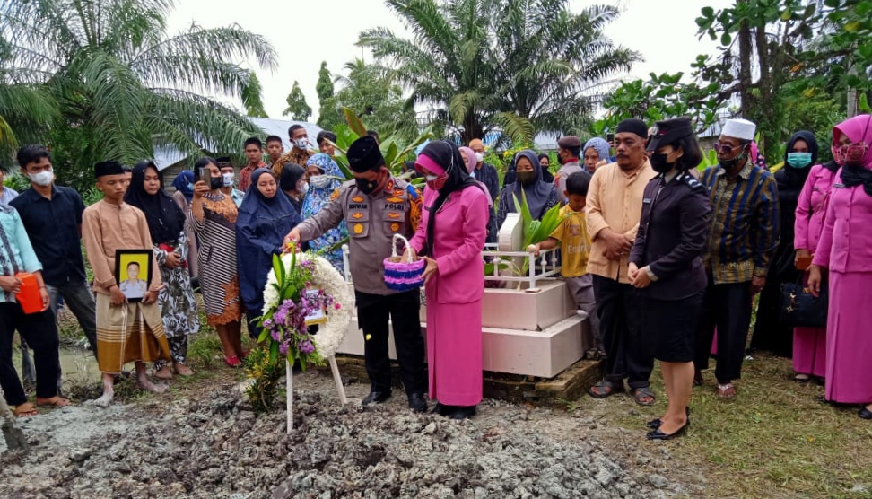Kapolres Batubara AKBP Ikhwan Lubis saat mengikuti pemakaman jenazah Kanit Binmas Polsek Labuhan Ruku AIPTU Salman Dedi.