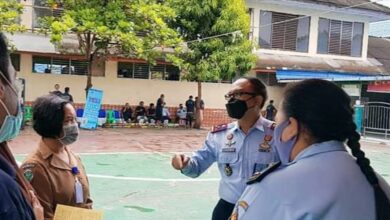 Kalapas Labuhan Ruku Yan Rusmanto saat berkordinasi bersama pihak Dinas Kesehatan terkait Vaksinasi Dosis ke-II bagi Napi dan Tahanan.