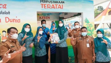 Ketua TP PKK Kabupaten Batubara Ny. Maya Indriasari Zahir didampingi Plt Kadis Perpustakaan Elpandi S. Ag, MH bersama GPMB saat penyerahkan buku-buku bacaan bagi Perpustakaan Desa