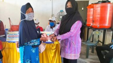 Kades Kapal Merah Pindawaty saat salurkan BLT DD kepada masyarakat penerima manfaat.