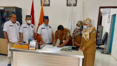Plt. Kepala Dinas Perpustakaan Elpandi S. Ag, MH saat menandatangani bentuk kerjasama dengan MPD ICMI Muda Kabupaten Batubara.