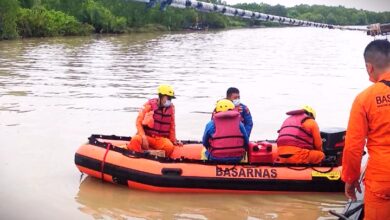 Tim Sar gabungan BPBD Kabupaten Batubara bersama Basarnas Tanjung Balai dan Pol Airud Pagurawan saat melakukan pencarian seorang nelayan yang tenggelam.