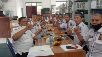 Plt Kadia Perpustakaan Elpandi, S. Ag, MH bersama pengurus MPD ICMI Muda Batubara disela kegiatan Bedah Buku.