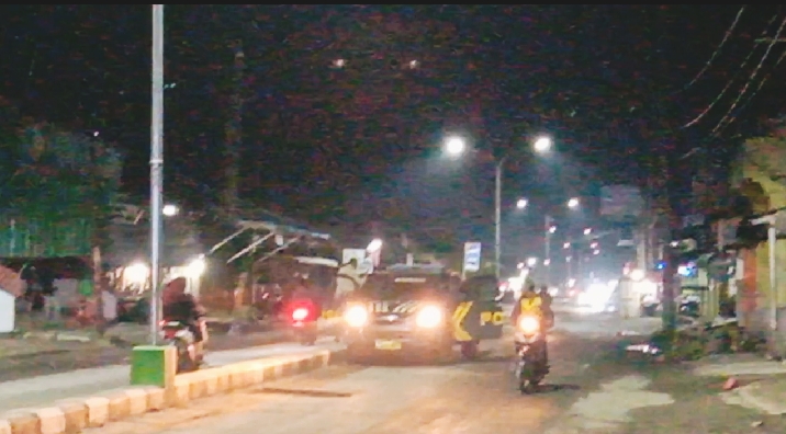 Teks foto: Petugas Kepolisian Sektor (Polsek) Labuhan Ruku saat melakukan penertiban penertiban tawuran antar remaja.