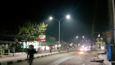 Tawuran dengan saling lempa batu antar geng remaja Desa Suka Maju Vs remaja Desa Bogak Kecamatan Tanjung Tiram didepan SD Negeri 014752 SUKAMAJU.