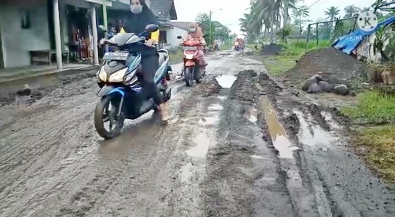 Duh, seperti ini jalan di Dusun Krajan Barat, di Desa Parangharjo, Kecamatan Songgon, Banyuwangi, yang rusak parah