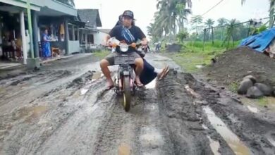 Ini jalan di Dusun Krajan Barat, di Desa Parangharjo, Kecamatan Songgon, Banyuwangi, yang rusak parah