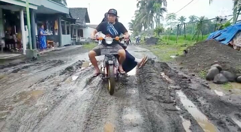 Ini jalan di Dusun Krajan Barat, di Desa Parangharjo, Kecamatan Songgon, Banyuwangi, yang rusak parah