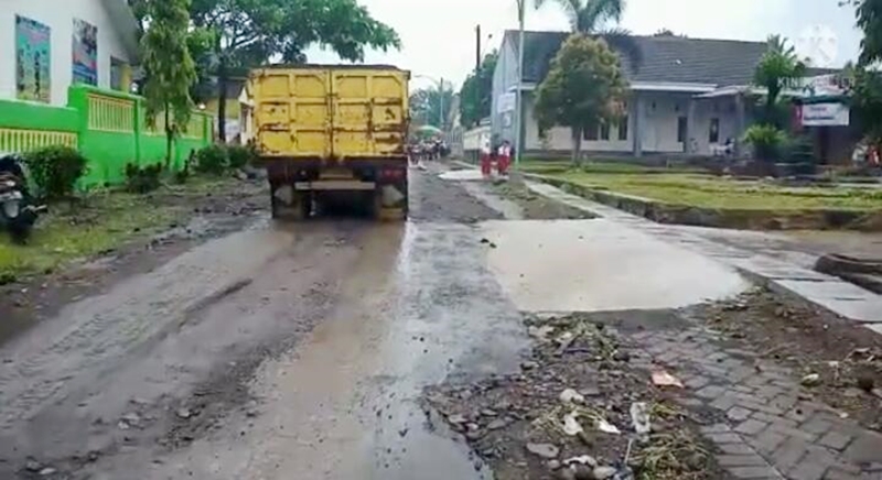 Jjalan di Dusun Krajan Barat, di Desa Parangharjo, yang rusak parah akibat dilewati dumptruck angkutan pasir