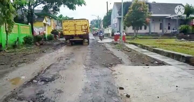 Jalan rusak parah di Dusun Krajan Barat, di Desa Parangharjo, Kecamatan Songgon, Banyuwangi