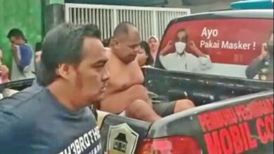 Herman, saat digelandang mobil patroli Polsek Srono