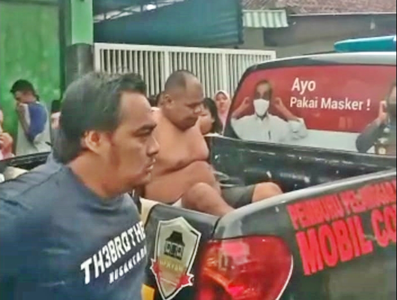 Herman, saat digelandang mobil patroli Polsek Srono