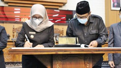 Bupati Ipuk Fiestiandani dan Ketua DPRD Banyuwangi, I Made Cahyana Negara, tandatangani Raperda Perubahan APBD tahun 2021